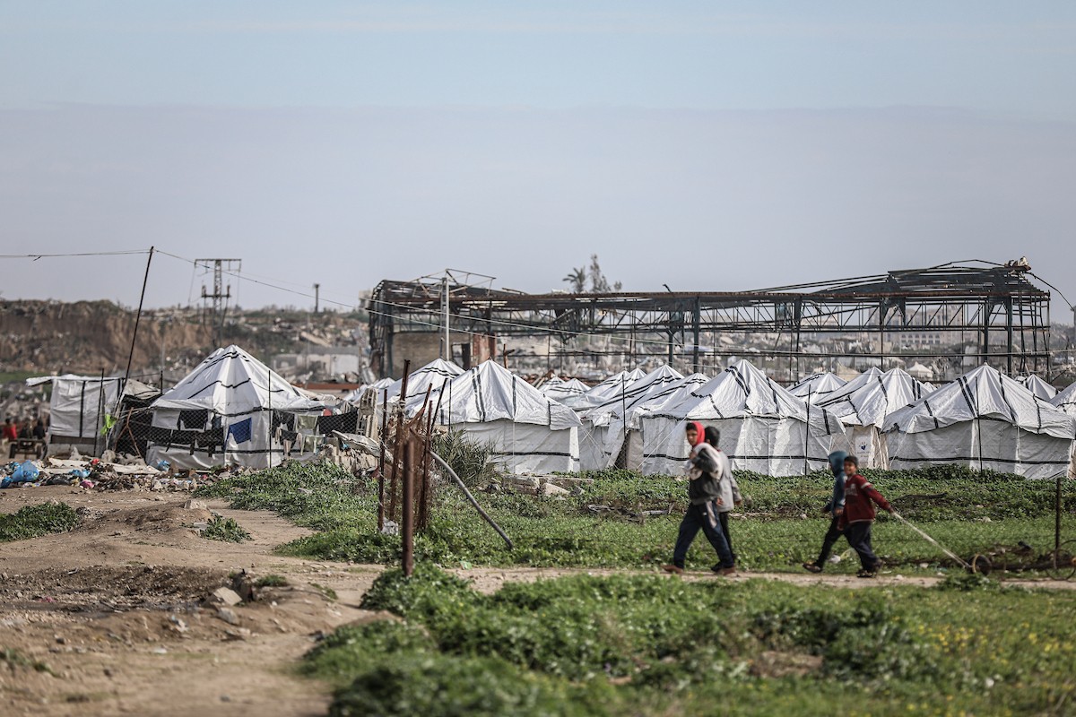 عائلات فلسطينية نازحة تكافح من أجل البقاء في ظروف قاسية بمخيم النصيرات للاجئين وسط قطاع غزة، 29 يناير/كانون الثاني 2026.صورة: رمزي أبو عامر