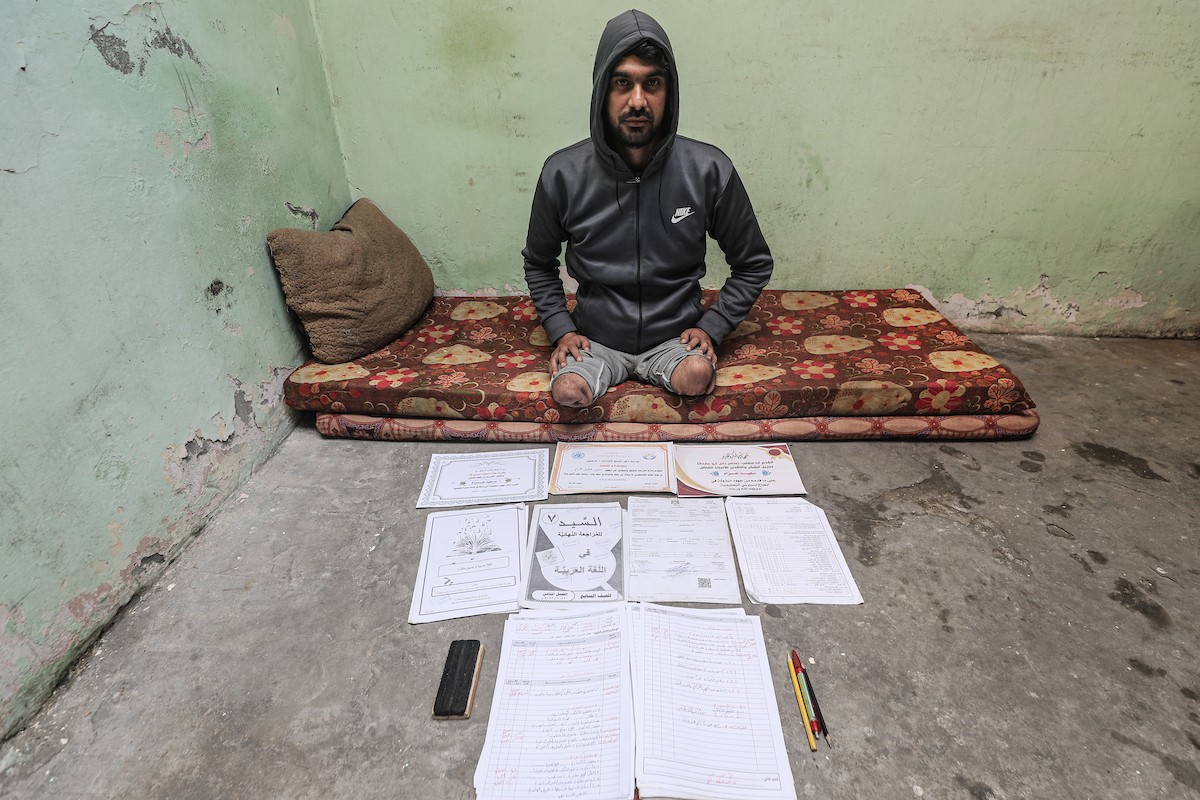  المعلّم سعيد خليل عزم (33 عامًا) أُصيب بجروح بالغة أدّت إلى بتر قدميه، جراء قصف إسرائيلي خلال الحرب على غزة، في مخيم البريج وسط القطاع،  يناير/كانون الثاني 2026. تصوير: معز صالحي