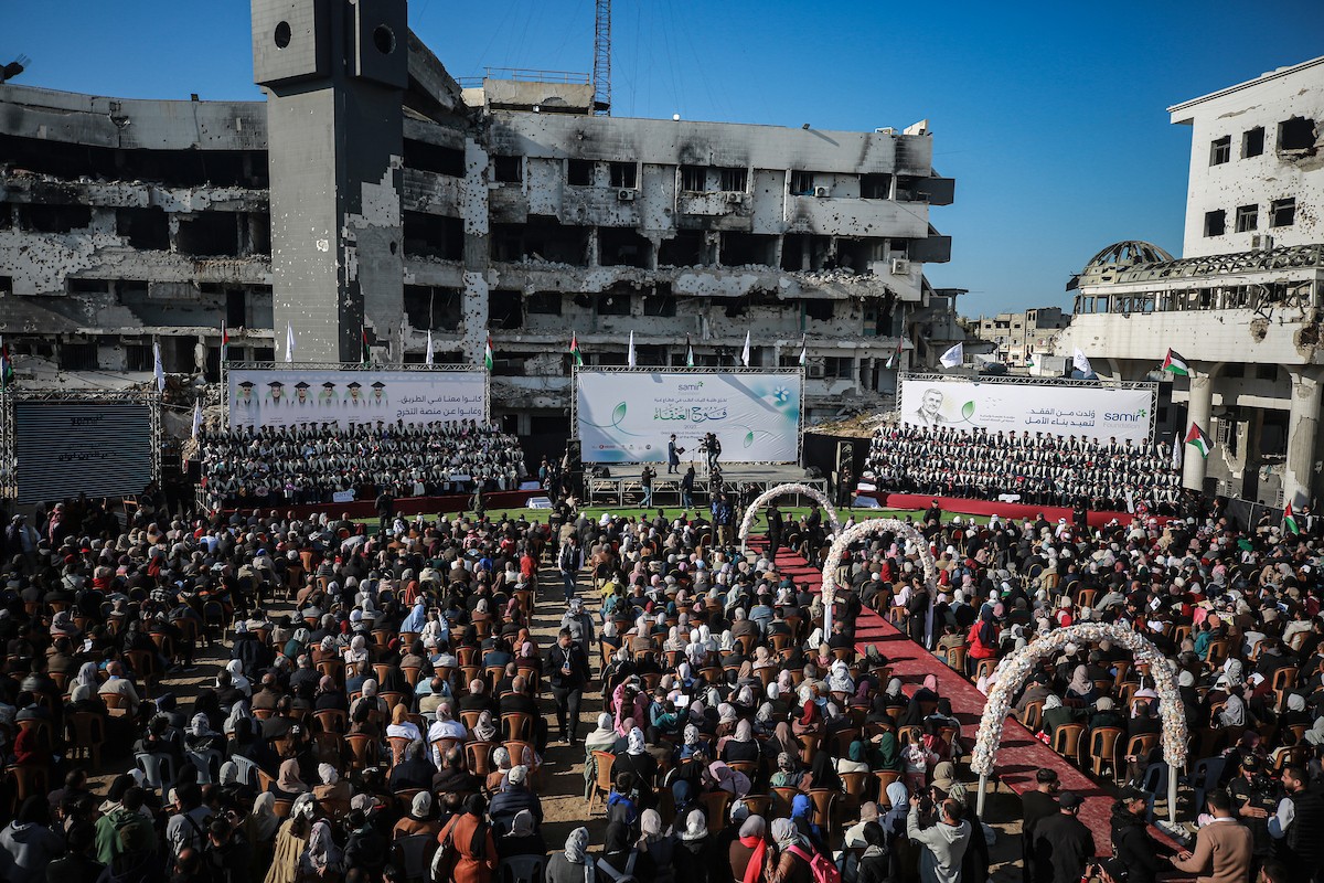 حفل تخرج لـ ٢٣٠ طالبًا وطالبةً في كلية الطب بمجمع الشفاء الطبي (مستشفى الشفاء)، الذي تضرر بشدة جراء الهجمات العسكرية الإسرائيلية على مدينة غزة في ٣ يناير/كانون الثاني ٢٠٢٦. صورة: عمر أشتوي