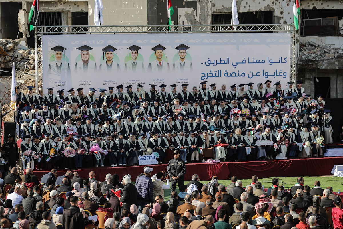 حفل تخرج لـ ٢٣٠ طالبًا وطالبةً في كلية الطب بمجمع الشفاء الطبي (مستشفى الشفاء)، الذي تضرر بشدة جراء الهجمات العسكرية الإسرائيلية على مدينة غزة في ٣ يناير/كانون الثاني ٢٠٢٦. صورة: عمر أشتوي