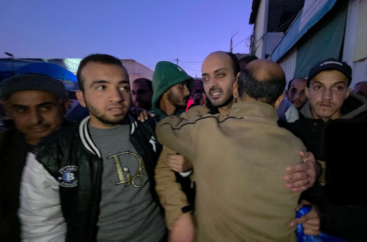 نُقل سبعة أسرى فلسطينيين أفرجت عنهم القوات الإسرائيلية إلى مستشفى شهداء الأقصى عبر اللجنة الدولية للصليب الأحمر، في دير البلح، وسط قطاع غزة، بتاريخ 25 يناير/كانون الثاني 2026. (صورة: أحمد إبراهيم)