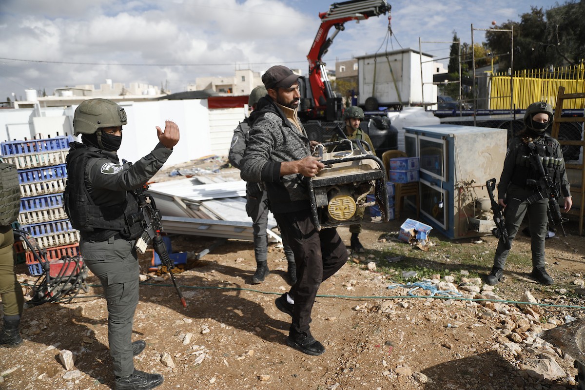 قوات إسرائيلية تهدم وتصادر عدد من المحلات التجارية المصنوعة من الكرفانات في السموع جنوب الخليل،31 ديسمبر/كانون الأول 2025. تصوير: مأمون وزواز