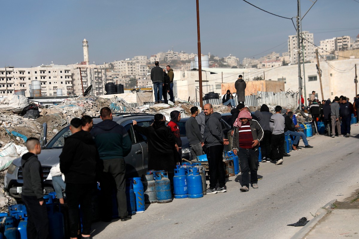 اصطفّ المواطنون في طوابير طويلة أمام محطات تعبئة الغاز في الخليل، وسط مخاوف من تفاقم أزمة نقص الغاز في الضفة الغربية،، 25 يناير/كانون الثاني 2026. صورة: مأمون وزواز
