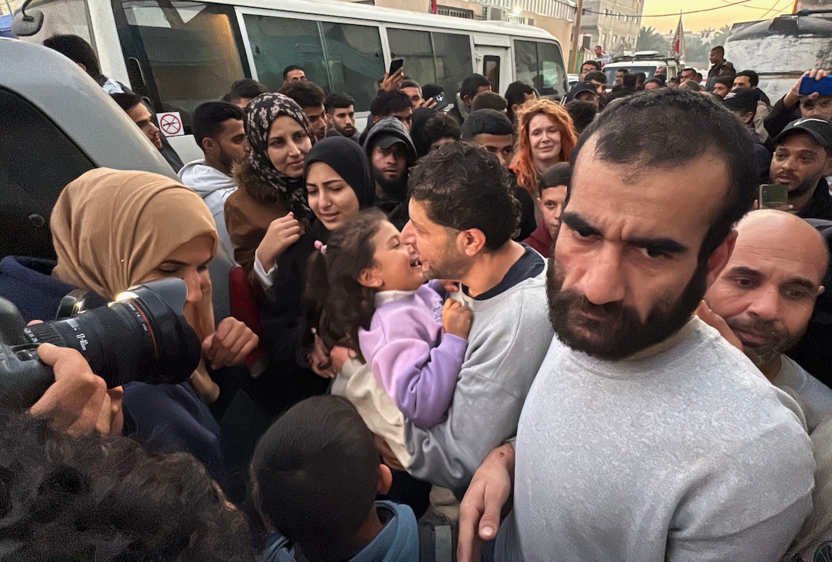 7 يناير/كانون الثاني 2026، نُقل أسرى فلسطينيون أفرج عنهم الجيش الإسرائيلي بواسطة مركبات تابعة للصليب الأحمر إلى مستشفى شهداء الأقصى لإجراء فحوصات طبية في دير البلح، وسط قطاع غزة. (صورة: أحمد إبراهيم)