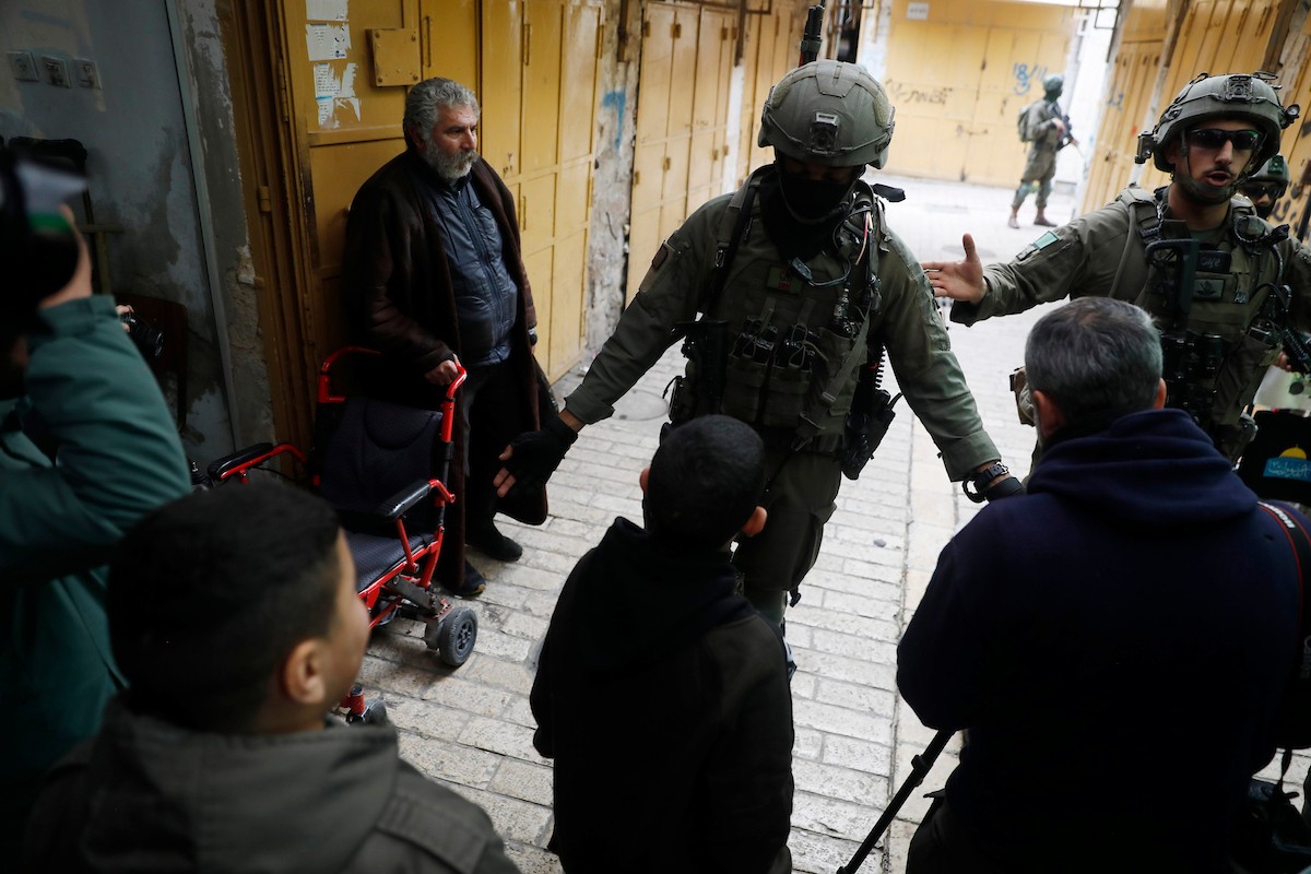 جنود إسرائيليون يتخذون إجراءات أمنية مشددة بإغلاق مداخل ومخارج منطقة البلدة القديمة في الخليل، الضفة الغربية، في 24 يناير/كانون الثاني 2026، خلال اقتحام  مستوطنون يهود البلدة(صورة: مأمون وزواز)