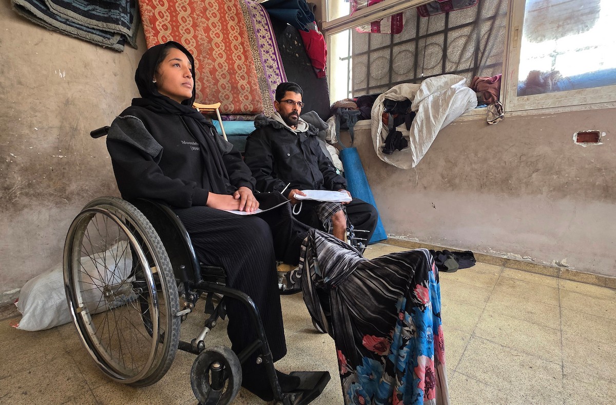 ريماس أبو لحية ووالدها مصابان بساقيهما برصاص الجيش الإسرائيلي، وينتظران السفر لاستكمال العلاج خارج قطاع غزة، خان يونس، 25 يناير/كانون الثاني 2026. تصوير: طارق محمد/ (APA Images)