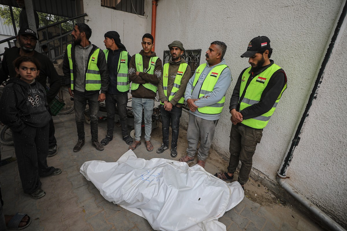 نُقل جثمانا صحفيين من مستشفى الشفاء في غزة إلى جنوب القطاع ليودعهما أهلهما. وقد قُتلا في هجوم إسرائيلي استهدف سيارة تابعة للجنة المصرية أثناء عملهما في منطقة الزهراء بوسط قطاع غزة. 21 يناير/كانون الثاني 2026. صورة: عمر أشتوي