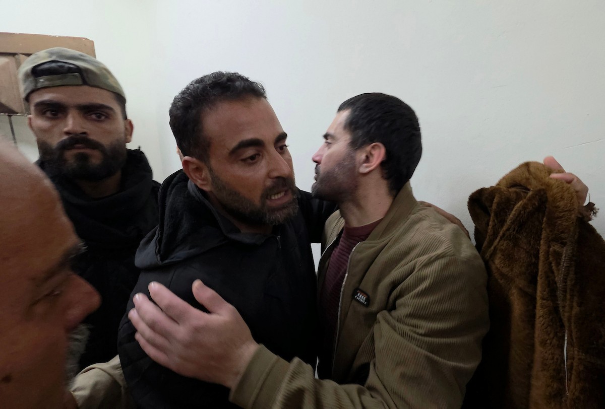 نُقل سبعة أسرى فلسطينيين أفرجت عنهم القوات الإسرائيلية إلى مستشفى شهداء الأقصى عبر اللجنة الدولية للصليب الأحمر، في دير البلح، وسط قطاع غزة، بتاريخ 25 يناير/كانون الثاني 2026. (صورة: أحمد إبراهيم)