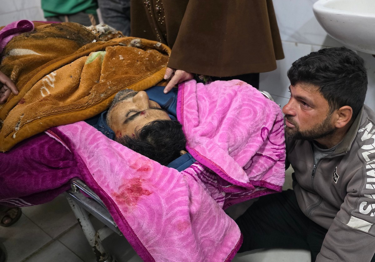 ينعى الفلسطينيون أرواح ذويهم بعد أن استهدفت القوات الإسرائيلية خيمةً تؤوي نازحين مدنيين بطائرة مسيرة في خان يونس جنوب قطاع غزة في 31 يناير/كانون الثاني 2026. (صورة: طارق محمد)