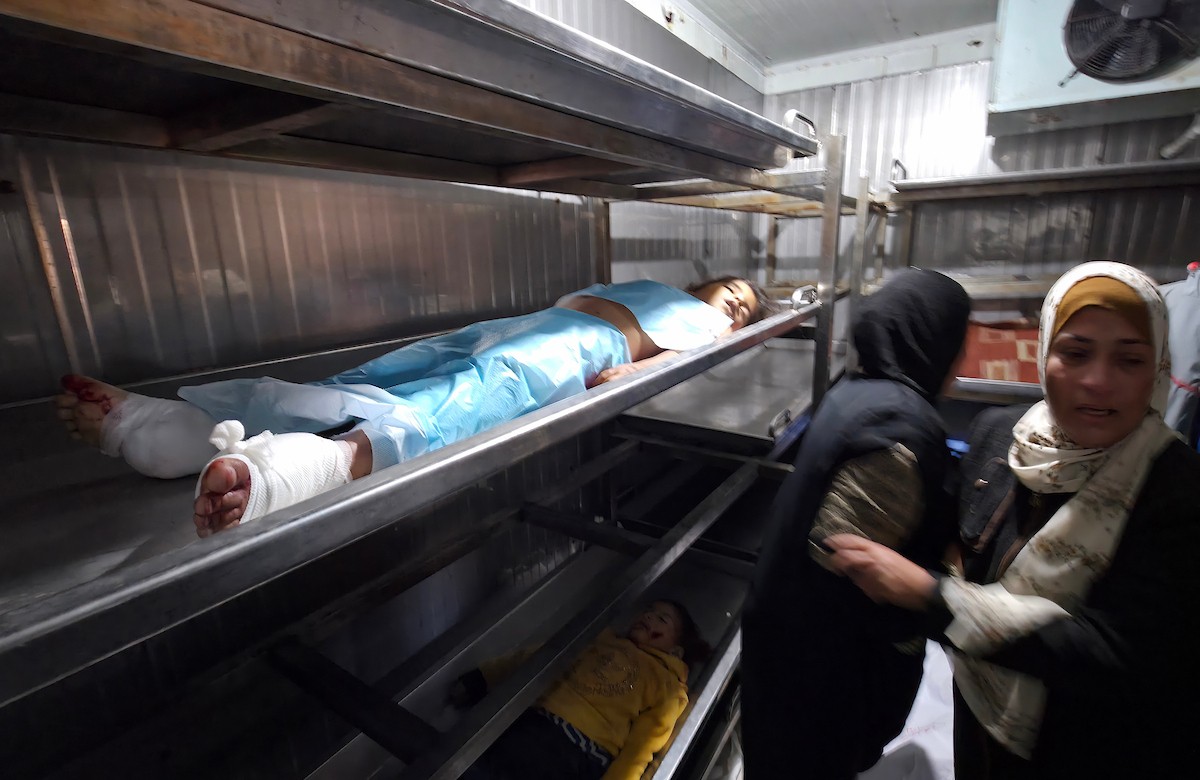 ينعى الفلسطينيون أرواح ذويهم بعد أن استهدفت القوات الإسرائيلية خيمةً تؤوي نازحين مدنيين بطائرة مسيرة في خان يونس جنوب قطاع غزة في 31 يناير/كانون الثاني 2026. (صورة: طارق محمد)