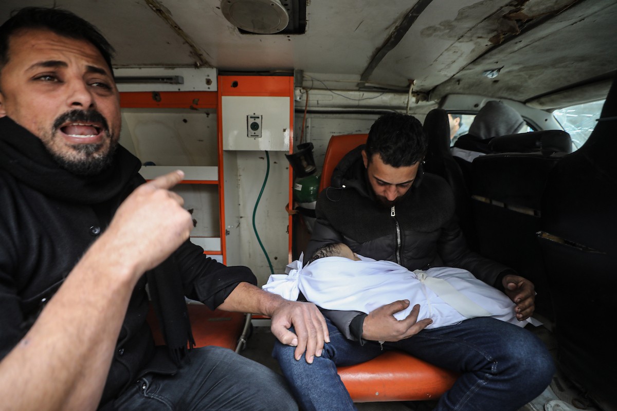 توفي الطفل علي أبو زور، البالغ من العمر ثلاثة أشهر، والذي وصل إلى مستشفى الشفاء في مدينة غزة، متأثراً بموجة البرد القارس التي ضربت مخيمات النازحين في غزة. 22 يناير/كانون الثاني 2026. صورة: عمر أشتوي