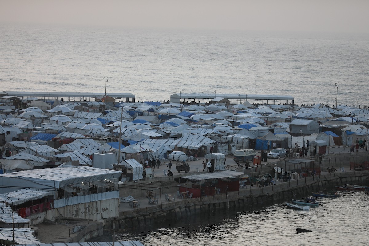لقطاتٌ عامةٌ لخيامَ النازحين مُكدّسةً في ميناء مدينة غزة المُدمّر، ما يعكس ظروفًا معيشيةً مُزرية. ولا تزال الحياة اليومية صعبةً للغاية بالنسبة لغالبية السكان، 23 يناير/كانون الثاني 2026. صورة: عمر أشتوي