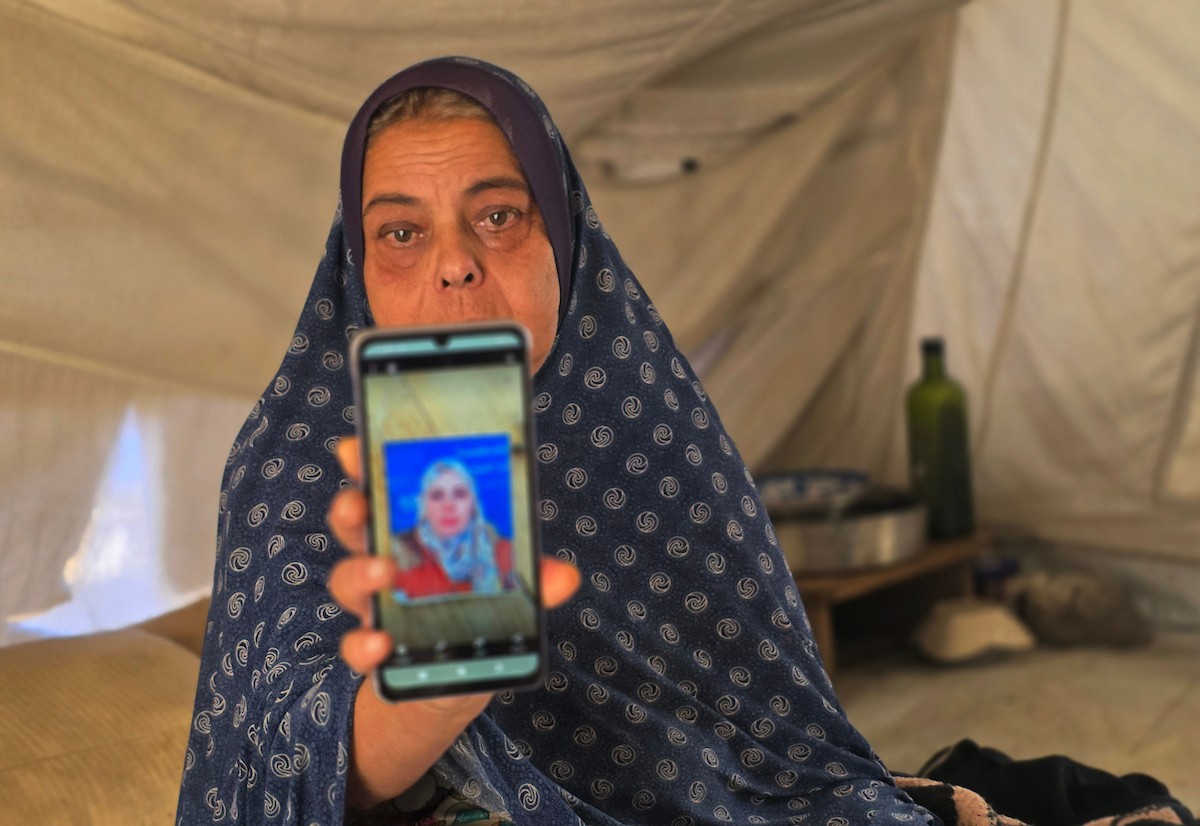 المسنّة عطاف جندية، تتلقى العلاج في مستشفى ناصر بمدينة خان يونس، بعد إصابتها بفشل كلوي ،في ظل النقص الحاد في الأدوية والمستلزمات الطبية والحالة الحرجة التي تعاني منها مستشفيات قطاع غزة،1 يناير/كانون الثاني 2026. تصوير: طارق محمد