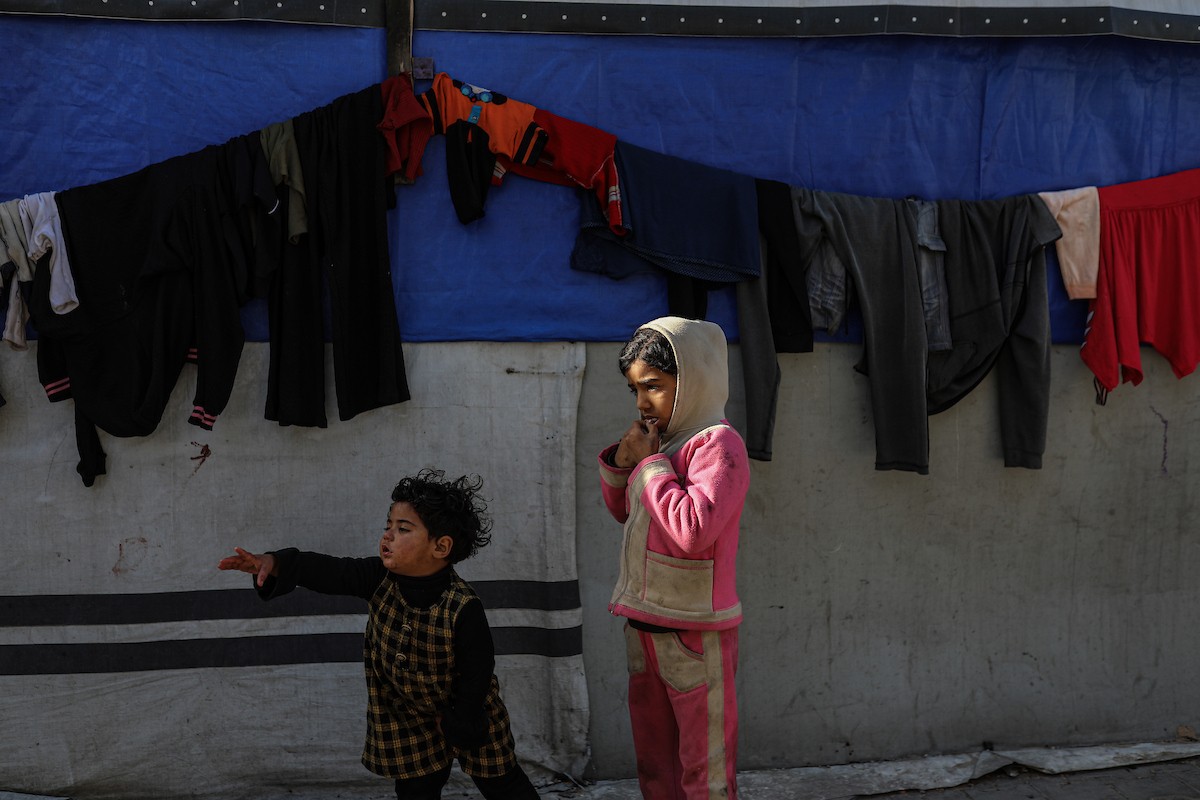 يعيش الفلسطينيون النازحون في خيام وملاجئ مؤقتة في مدارس الأونروا بعد أن دمرت الغارات الجوية الإسرائيلية منازلهم. وتمنعهم القيود التي يفرضها 