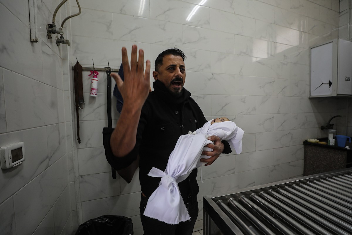 توفي الطفل علي أبو زور، البالغ من العمر ثلاثة أشهر، والذي وصل إلى مستشفى الشفاء في مدينة غزة، متأثراً بموجة البرد القارس التي ضربت مخيمات النازحين في غزة. 22 يناير/كانون الثاني 2026. صورة: عمر أشتوي