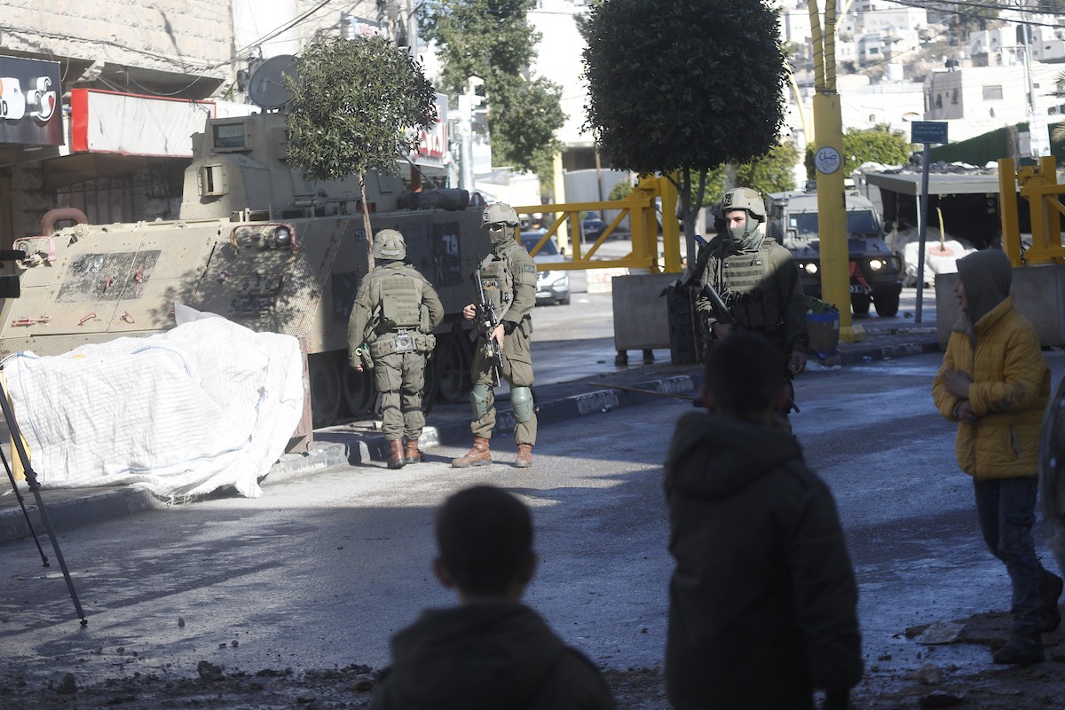الجيش الإسرائيلي يشن عملية عسكرية واسعة النطاق في الخليل، جنوب الضفة الغربية، 19 يناير/كانون الثاني 2026. صورة: مأمون وزواز