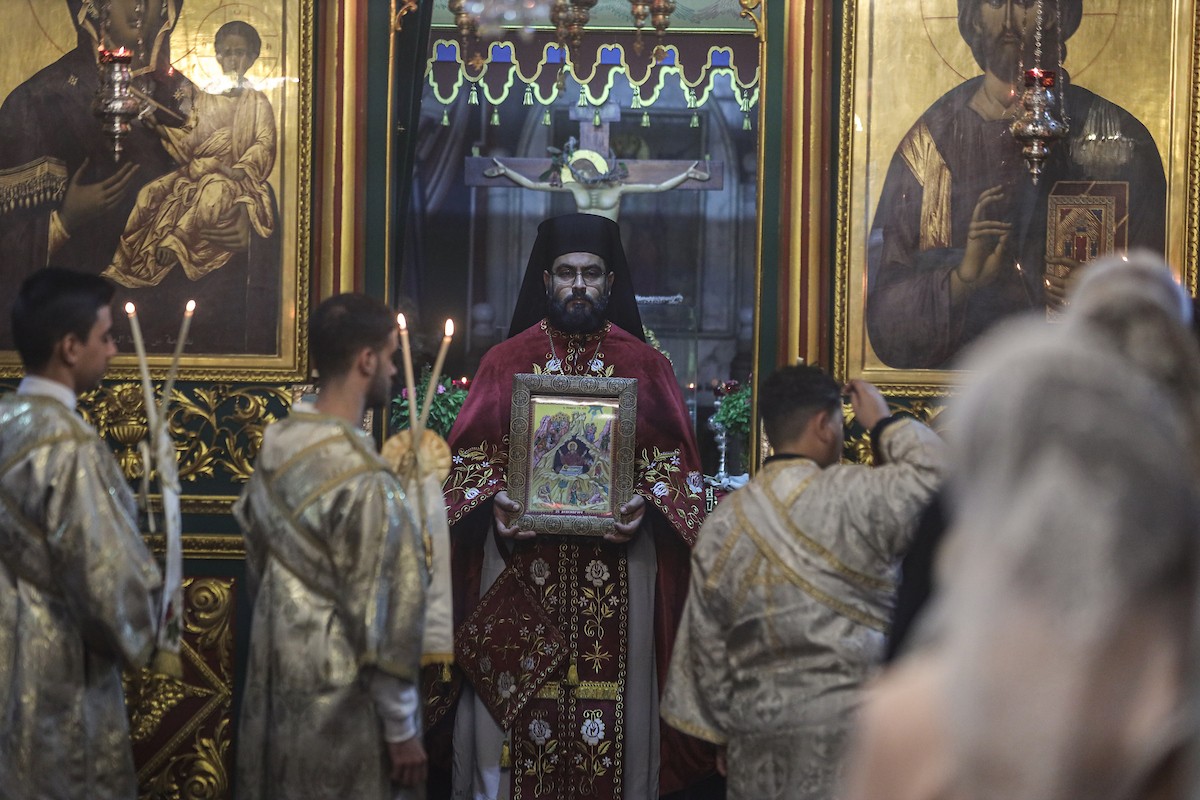 حضر مسيحيون أرثوذكس يحتفلون بعيد الميلاد وفقًا للتقويم الشرقي قداسًا في كنيسة القديس بورفيريوس اليونانية الأرثوذكسية في غزة في 7 يناير/كانون ثاني 2026. صورة من عمر أشتوي