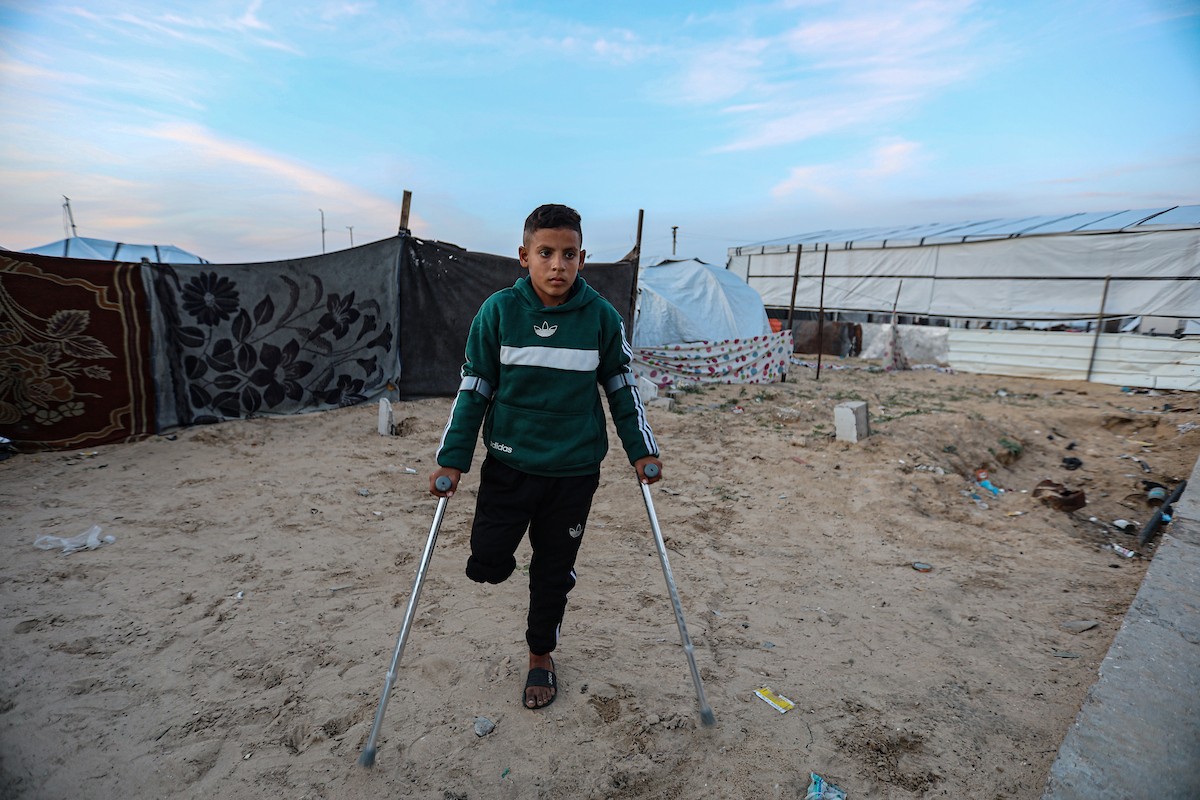 الطفل عمر حلاوة (13عاما) يزور مكان دفن ساقه المبتور يوميا، بعد إصابته في غارة إسرائيلية خلال الحرب على غزة، 31 ديسمبر/كانون الأول 2025. تصوير: عمر أشتوي