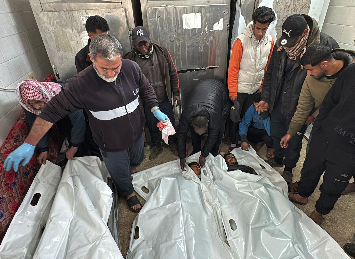 ودّع فلسطينيون ثلاثة جثامين في مستشفى شهداء الأقصى، بينهم أب وطفله، قُتلا بنيران الجيش الإسرائيلي شرق دير البلح في وسط قطاع غزة، في 21 ينايركانون الثاني 2026. (صورة أحمد إبراهيم)