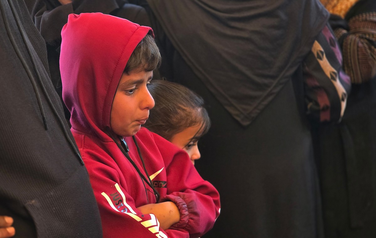 فلسطينيون يودعون جثمان الشاب محمد أسامة عمران، البالغ من العمر 19 عامًا، في مجمع ناصر الطبي بخان يونس، بعد أن استشهد برصاص القوات الإسرائيلية في وسط خان يونس، جنوب قطاع غزة. 29 يناير/كانون الثاني 2026. تصوير: طارق محمد (APA Images)