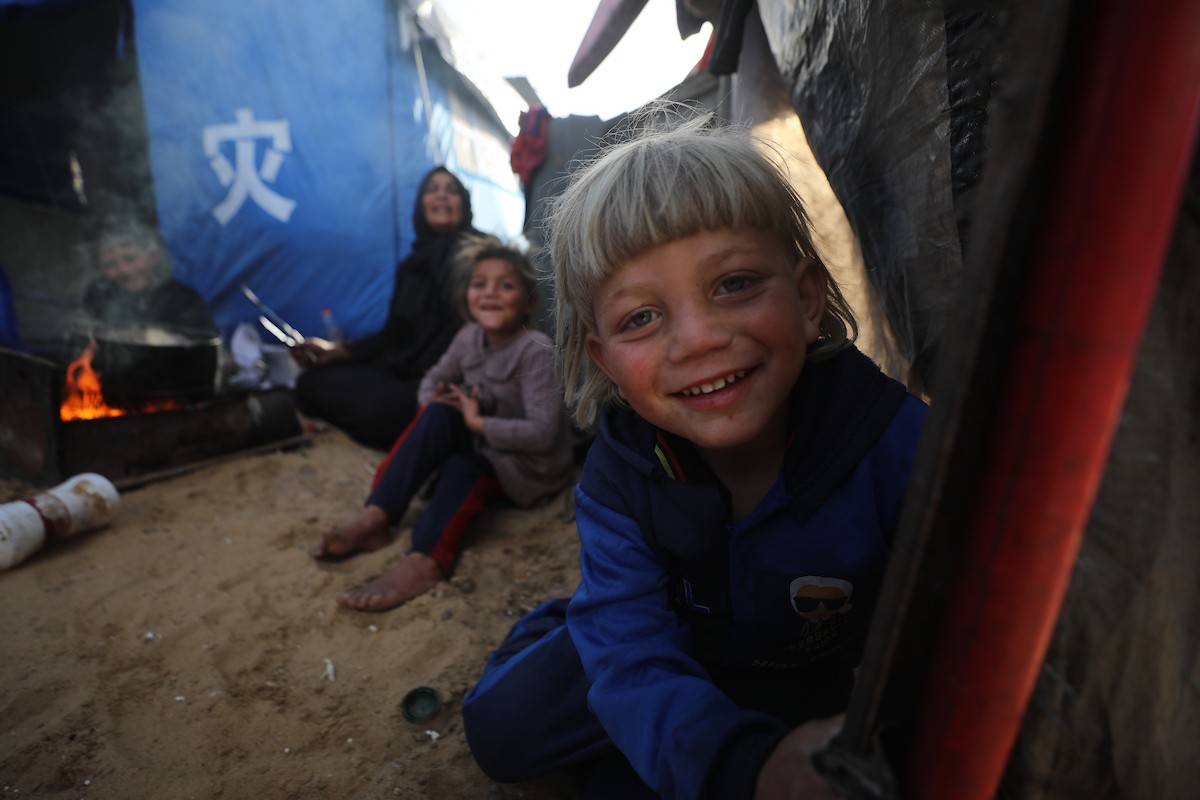 كفاح صبح (38 عامًا) فلسطينية، تكافح لإعالة أسرتها داخل خيمة ممزقة في مدينة غزة، وسط ظروف معيشية قاسية ونقص شبه تام في الضروريات الأساسية. 29 يناير/كانون الثاني 2026. تصوير: عمر أشتوي