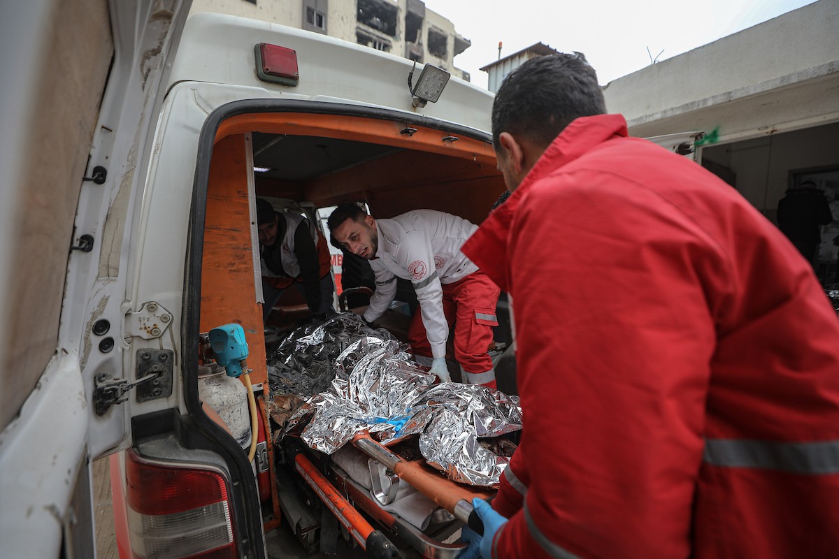 وصلت جثامين أربعة مواطنين إلى مستشفى الشفاء. قُتلوا في هجوم إسرائيلي استهدف مجموعة من المدنيين جنوب حي الزيتون في مدينة غزة. 22 يناير/كانون الثاني 2026 . صورة: عمر أشتوي