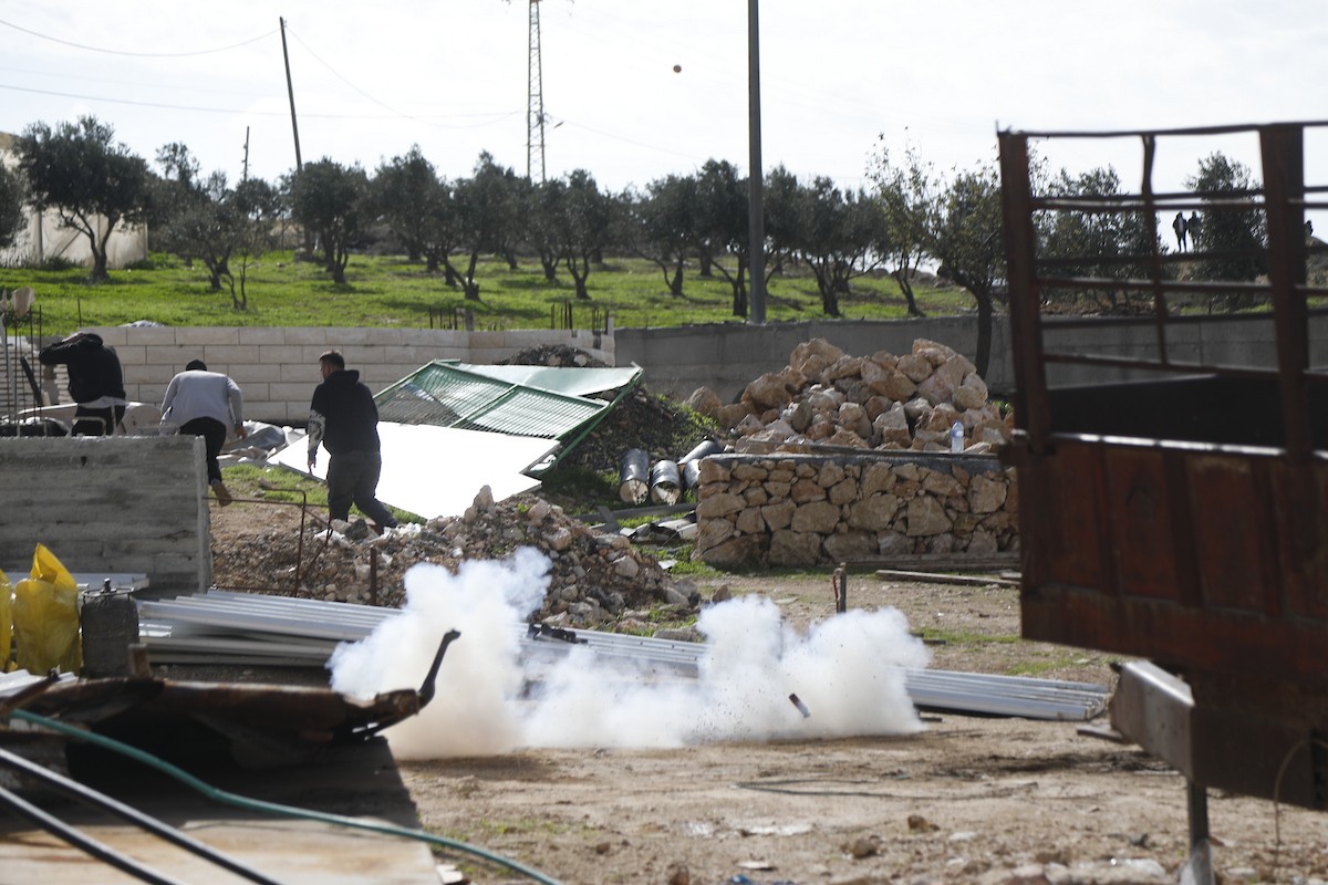 قوات إسرائيلية تهدم وتصادر عدد من المحلات التجارية المصنوعة من الكرفانات في السموع جنوب الخليل،31 ديسمبر/كانون الأول 2025. تصوير: مأمون وزواز