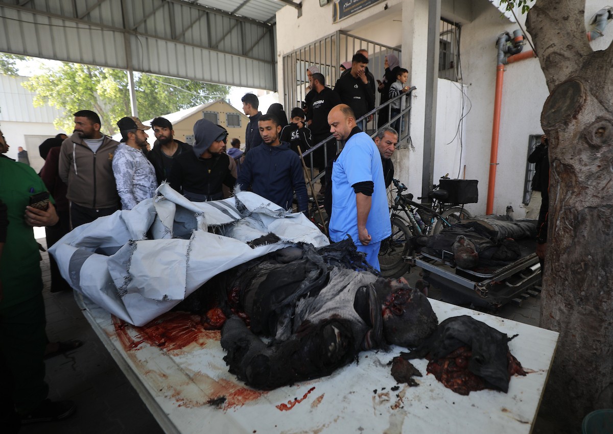 تُنقل جثث الضحايا إلى مستشفى الشفاء بعد هجوم إسرائيلي على مركز شرطة الشيخ رضوان، رغم وقف إطلاق النار في مدينة غزة، بتاريخ 31 يناير/كانون الثاني 2026. وألحق الهجوم على حي الشيخ رضوان غرب مدينة غزة أضرارًا جسيمة بالمباني والمركبات المجاورة. (صورة: عمر أشتوي)