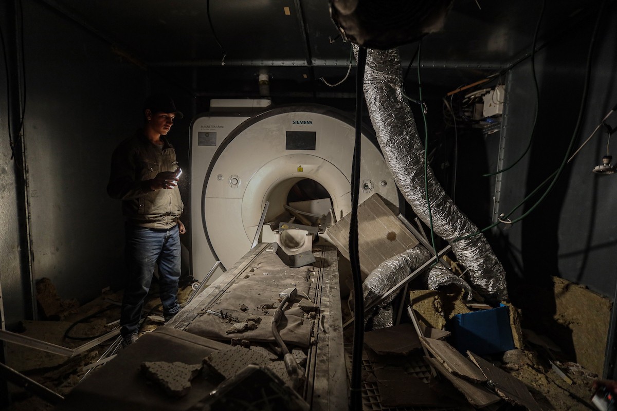 مستشفى الشفاء في غزة يفتقر إلى المعدات الطبية وتحديدًا جهاز التصوير بالرنين المغناطيسي، بعد أن دمّر الجيش الإسرائيلي معظم المعدات خلال الحرب، 31 ديسمبر/كانون الأول 2025. صورة: عمر أشتوي