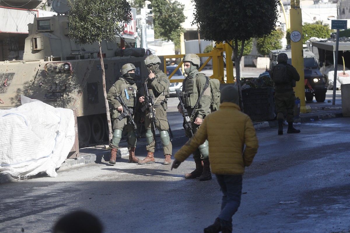 الجيش الإسرائيلي يشن عملية عسكرية واسعة النطاق في الخليل، جنوب الضفة الغربية، 19 يناير/كانون الثاني 2026. صورة: مأمون وزواز