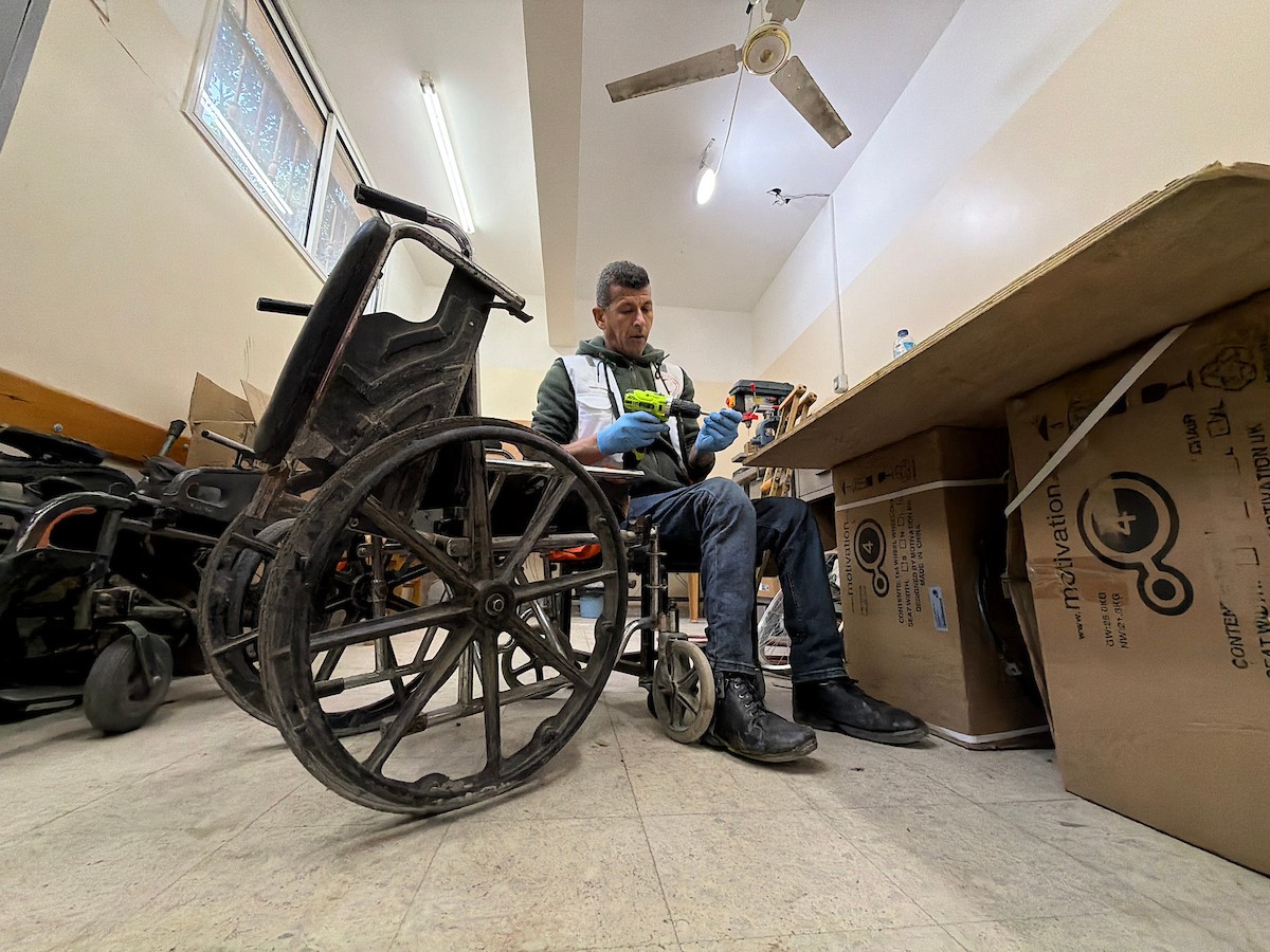 الفلسطيني رمزي الفجم يصلح كراسي متحركة لجرحى قطاع غزة متحديا إعاقته الشخصية ونقص المعدات الطبية ، خان يونس، جنوب قطاع غزة، 20 يناير/كانون الثاني 2026 تصوير: محمد سلامة / وكالة الأنباء الفلسطينية (APA Images)