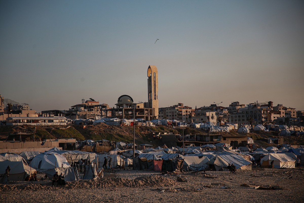 يقضي الفلسطينيون أوقاتهم على شاطئ البحر عند غروب الشمس في مدينة غزة، 16 يناير/كانون الثاني 2026. تصوير: عمر أشتوي