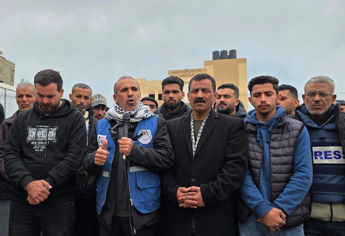 موكب جنازة ثلاثة صحفيين في مستشفى ناصر بخان يونس. وكان الصحفيون قد استشهدوا أمس عندما استهدف الجيش الإسرائيلي سيارة تابعة للجنة المصرية أثناء عملهم في منطقة الزهراء وسط قطاع غزة، 22 يناير/كانون الثاني 2026 (صورة: طارق محمد)