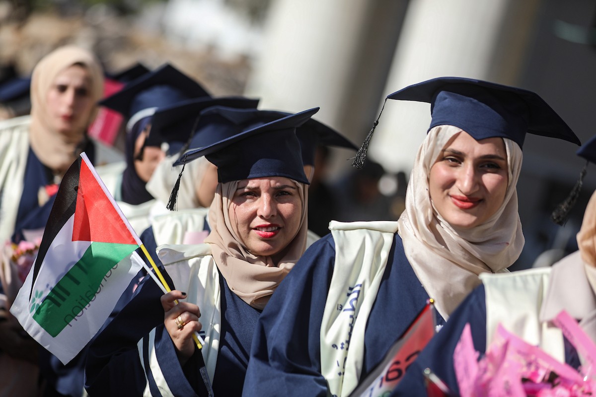 حفل تخرج لـ ٢٣٠ طالبًا وطالبةً في كلية الطب بمجمع الشفاء الطبي (مستشفى الشفاء)، الذي تضرر بشدة جراء الهجمات العسكرية الإسرائيلية على مدينة غزة في ٣ يناير/كانون الثاني ٢٠٢٦. صورة: عمر أشتوي