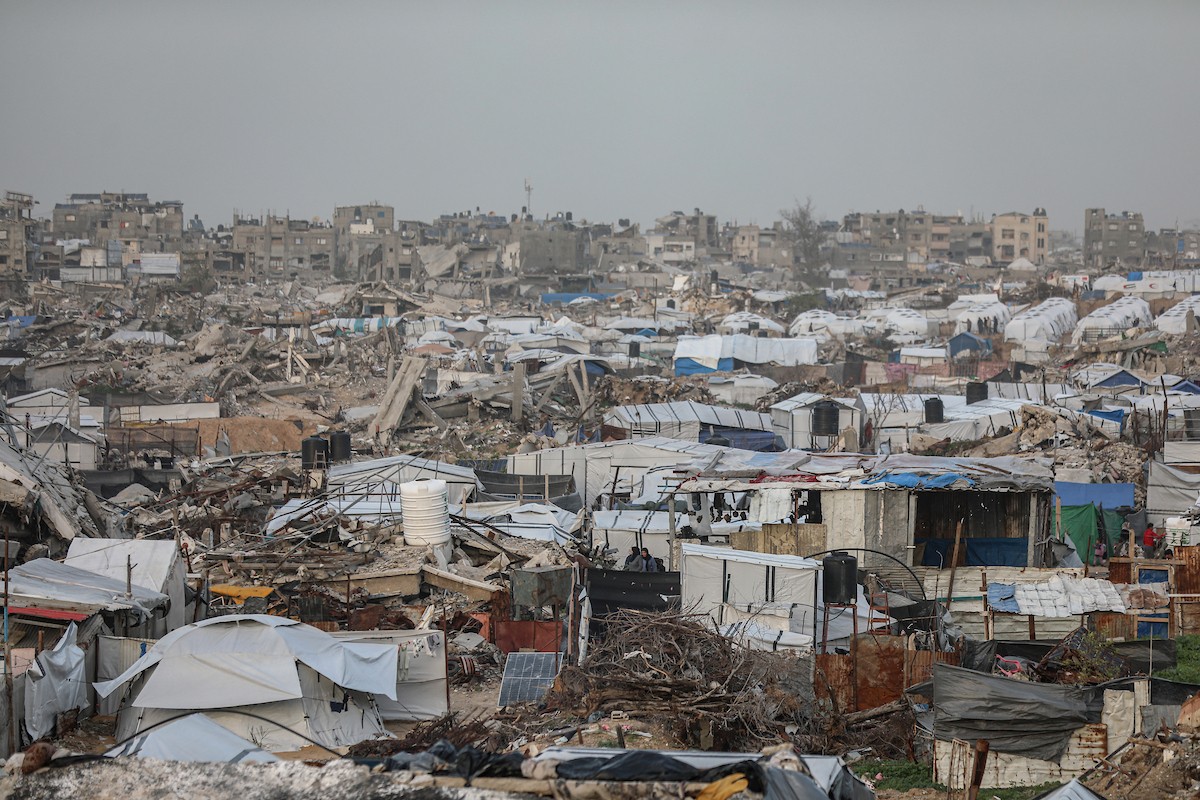 يُكافح الفلسطينيون النازحون لمواصلة حياتهم اليومية وسط الأنقاض التي خلّفتها الهجمات الإسرائيلية في جباليا، شمال قطاع غزة، في 12 يناير/كانون الثاني 2026. صورة: عمر أشتوي