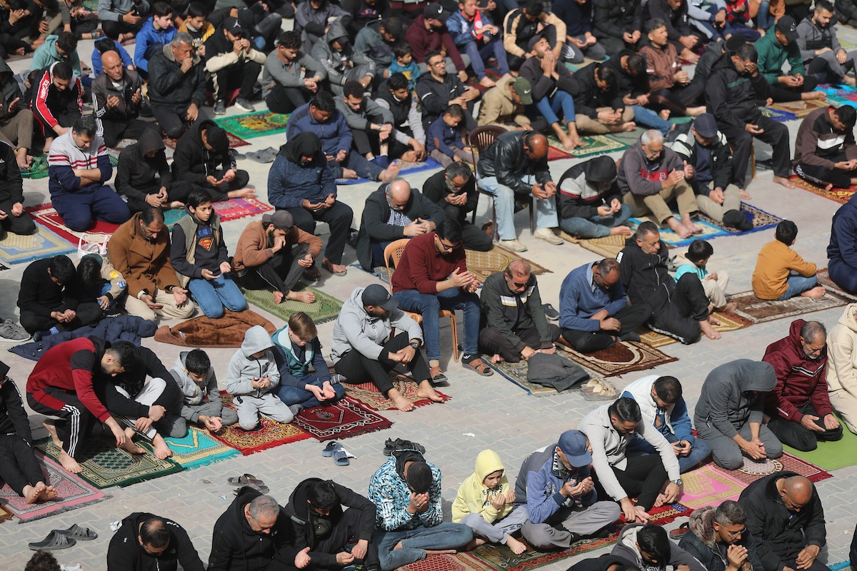 يؤدي الفلسطينيون صلاة الجمعة داخل مدرسة تابعة لوكالة الأونروا، حُوِّلت إلى ملجأ بعد نزوح عائلات منها جراء الهجمات الإسرائيلية منذ 7 أكتوبر/تشرين الأول 2023، في مدينة غزة. 30 يناير/كانون الثاني 2026. صورة: عمر أشتوي