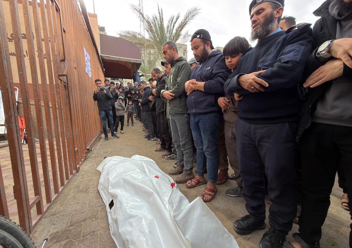 فلسطينيون ينعون جثمان رجل في مجمع ناصر الطبي بخان يونس جنوب قطاع غزة بعد وصوله إلى المستشفى إثر إصابته بجروح جراء غارة إسرائيلية، ١٠ يناير/كانون الثاني ٢٠٢٦. تصوير: محمد سلامة