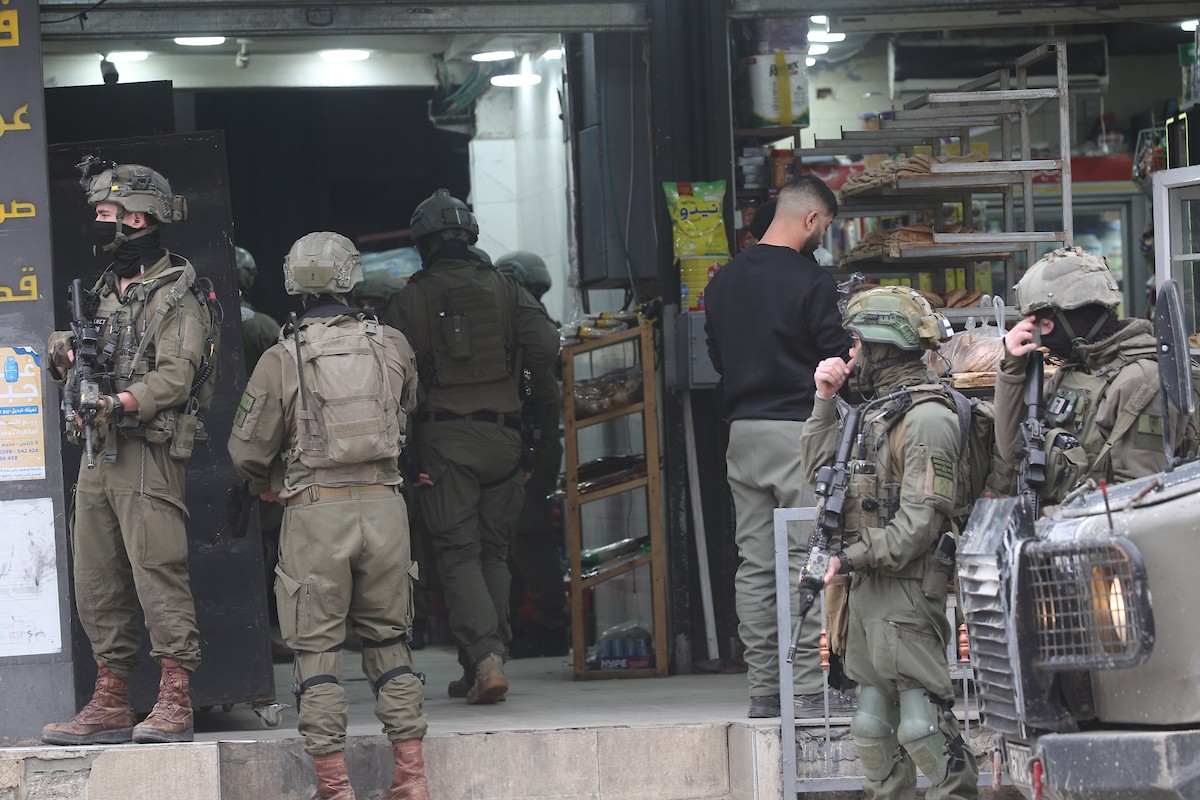 نفّذت قوات الجيش الإسرائيلي عملية عسكرية في مخيم العين للاجئين غرب نابلس، ٢٢ يناير/كانون الثاني ٢٠٢٦. صورة: محمد ناصر