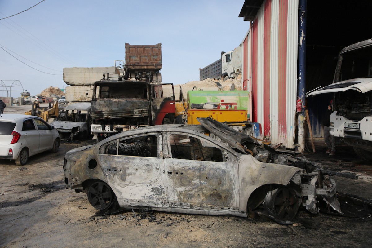 يتفقد الفلسطينيون الأضرار التي لحقت بمركباتهم وشاحناتهم وجرافاتهم بعد أن أضرم مستوطنون إسرائيليون النار فيها خلال هجوم شنوه على قرية عوريف، جنوب نابلس، في الضفة الغربية في 21 يناير/كانون الثاني 2026. صورة: محمد ناصر