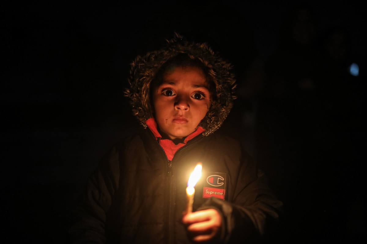 أطفال في وقفة احتجاجية في مخيم الشاطئ غرب مدينة غزة ليلة رأس السنة الميلادية 2026، 1 يناير/كانون الثاني 2026. تصوير: عمر أشتوي