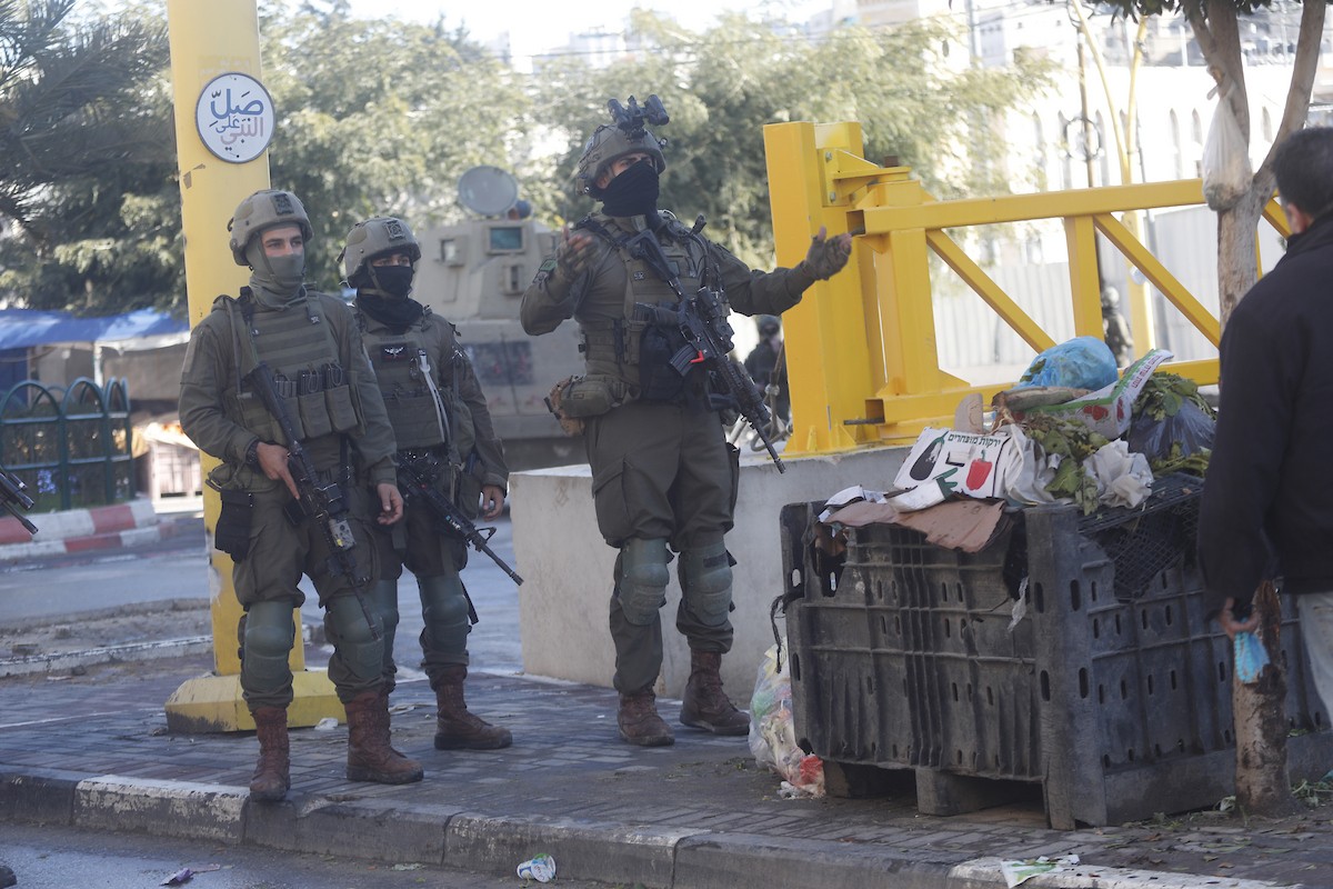 الجيش الإسرائيلي يشن عملية عسكرية واسعة النطاق في الخليل، جنوب الضفة الغربية، 19 يناير/كانون الثاني 2026. صورة: مأمون وزواز