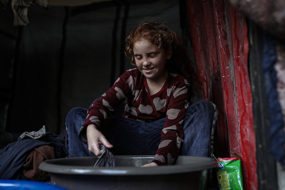 عائلات فلسطينية نزحت جراء الهجمات الإسرائيلية منذ 7 أكتوبر/تشرين الأول 2023، تأوي إلى مدرسة تابعة لوكالة الأونروا في حي تل الهوى بمدينة غزة. 26 يناير/كانون الثاني 2026، بعدسة عمر أشتوي