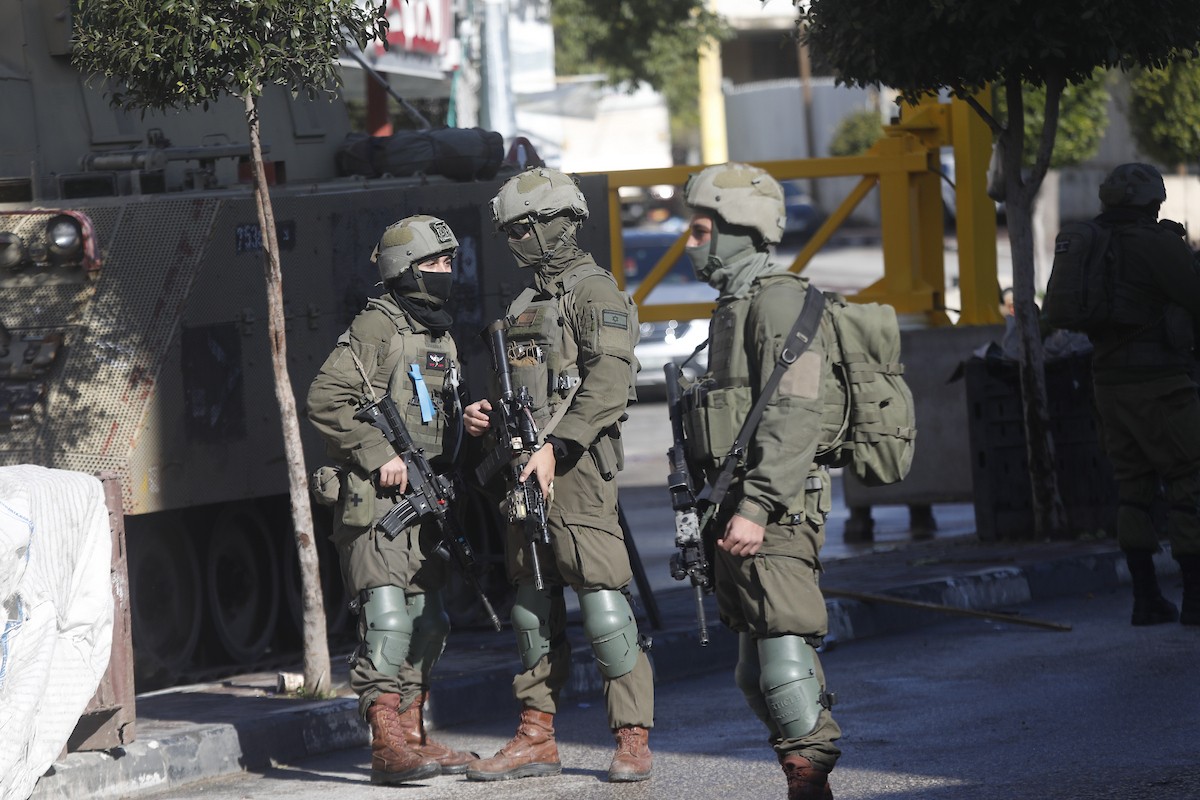 الجيش الإسرائيلي يشن عملية عسكرية واسعة النطاق في الخليل، جنوب الضفة الغربية، 19 يناير/كانون الثاني 2026. صورة: مأمون وزواز