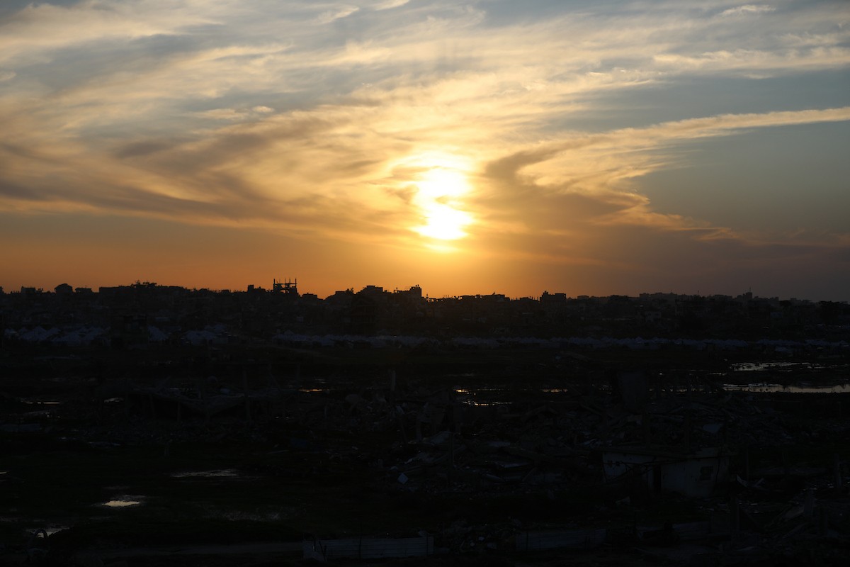 يمارس الفلسطينيون النازحون حياتهم اليومية في مخيم النصيرات بوسط قطاع غزة، في آخر يوم من عام 2025، في 31 ديسمبر/كانون الأول 2025، وسط ظروف إنسانية صعبة فرضها استمرار النزوح ونقص الاحتياجات الأساسية. صورة: رمزي أبو عامر