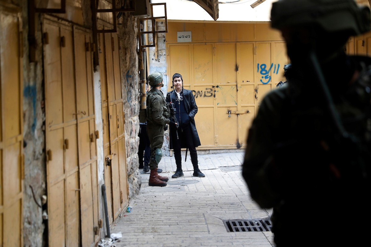 جنود إسرائيليون يتخذون إجراءات أمنية مشددة بإغلاق مداخل ومخارج منطقة البلدة القديمة في الخليل، الضفة الغربية، في 24 يناير/كانون الثاني 2026، خلال اقتحام  مستوطنون يهود البلدة(صورة: مأمون وزواز)