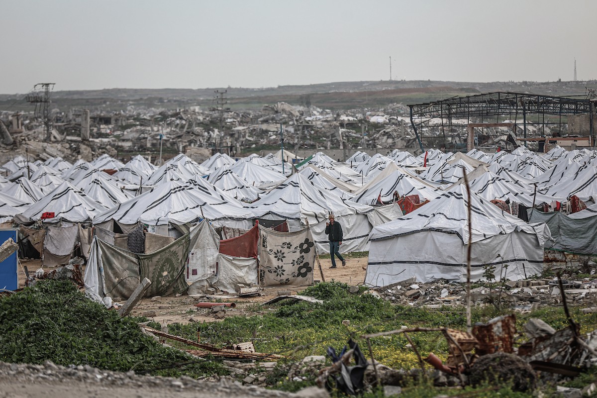 عائلات فلسطينية نازحة تكافح من أجل البقاء في ظروف قاسية بمخيم النصيرات للاجئين وسط قطاع غزة، 29 يناير/كانون الثاني 2026.صورة: رمزي أبو عامر