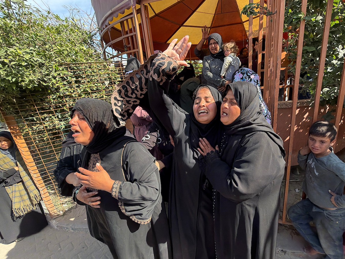 فلسطينيون يودعون جثمان أحمد بربخ، 32 عاماً، في مجمع ناصر الطبي بخان يونس، بعد أن استشهد برصاص القوات الإسرائيلية في وسط خان يونس، جنوب قطاع غزة. 29 يناير/كانون الثاني 2026. تصوير: محمد سلامة / (APA Images)