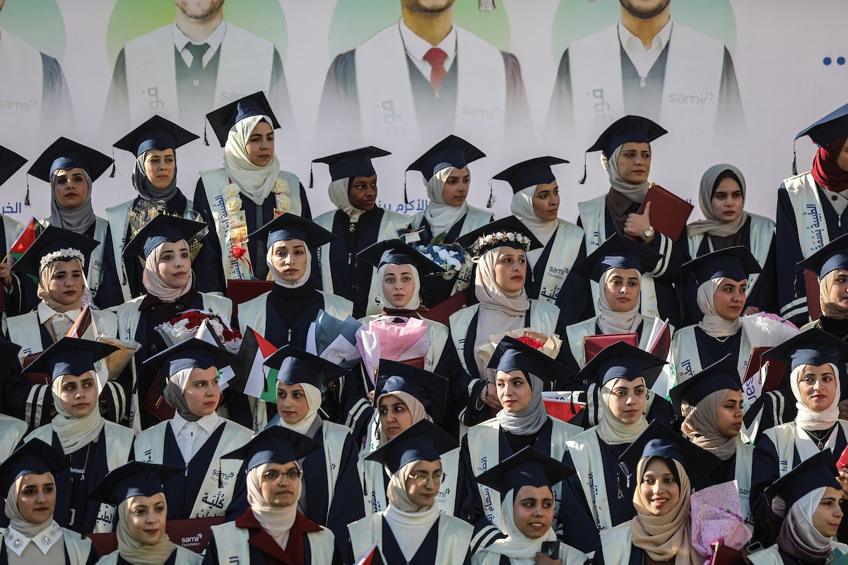 حفل تخرج لـ ٢٣٠ طالبًا وطالبةً في كلية الطب بمجمع الشفاء الطبي (مستشفى الشفاء)، الذي تضرر بشدة جراء الهجمات العسكرية الإسرائيلية على مدينة غزة في ٣ يناير/كانون الثاني ٢٠٢٦. صورة: عمر أشتوي
