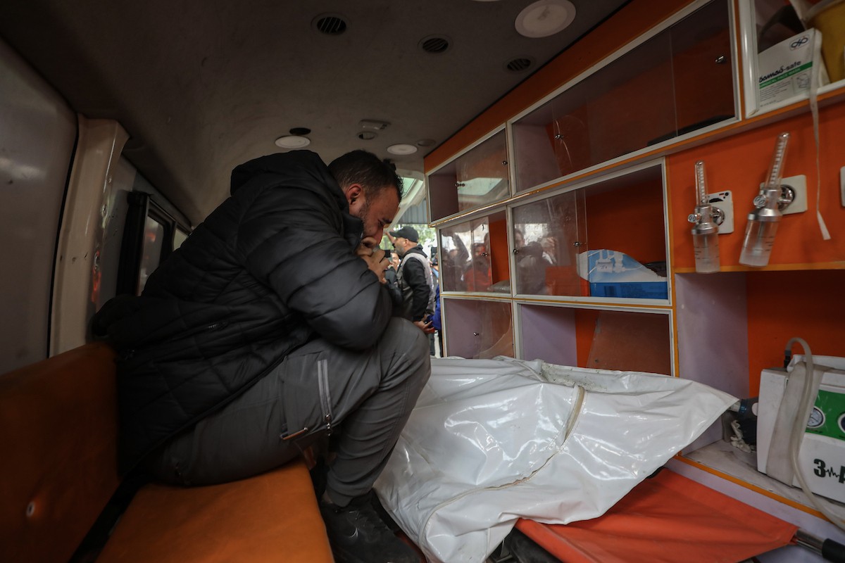 نُقل جثمانا صحفيين من مستشفى الشفاء في غزة إلى جنوب القطاع ليودعهما أهلهما. وقد قُتلا في هجوم إسرائيلي استهدف سيارة تابعة للجنة المصرية أثناء عملهما في منطقة الزهراء بوسط قطاع غزة. 21 يناير/كانون الثاني 2026. صورة: عمر أشتوي