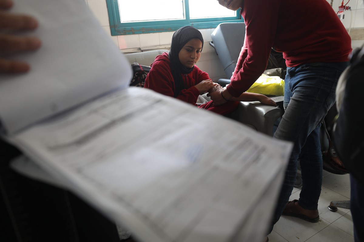 الفلسطينية صابرين الدعمة تنتظر فتح معبر رفح لتتبرع بكليتها لابنتها المريضة آلاء الدمعة، في ظل انهيار القطاع الصحي ونقص الأجهزة والعلاج بسبب الحرب. مستشفى الشفاء بمدينة غزة، 29 يناير/كانون الثاني 2026. صورة: عمر أشتوي